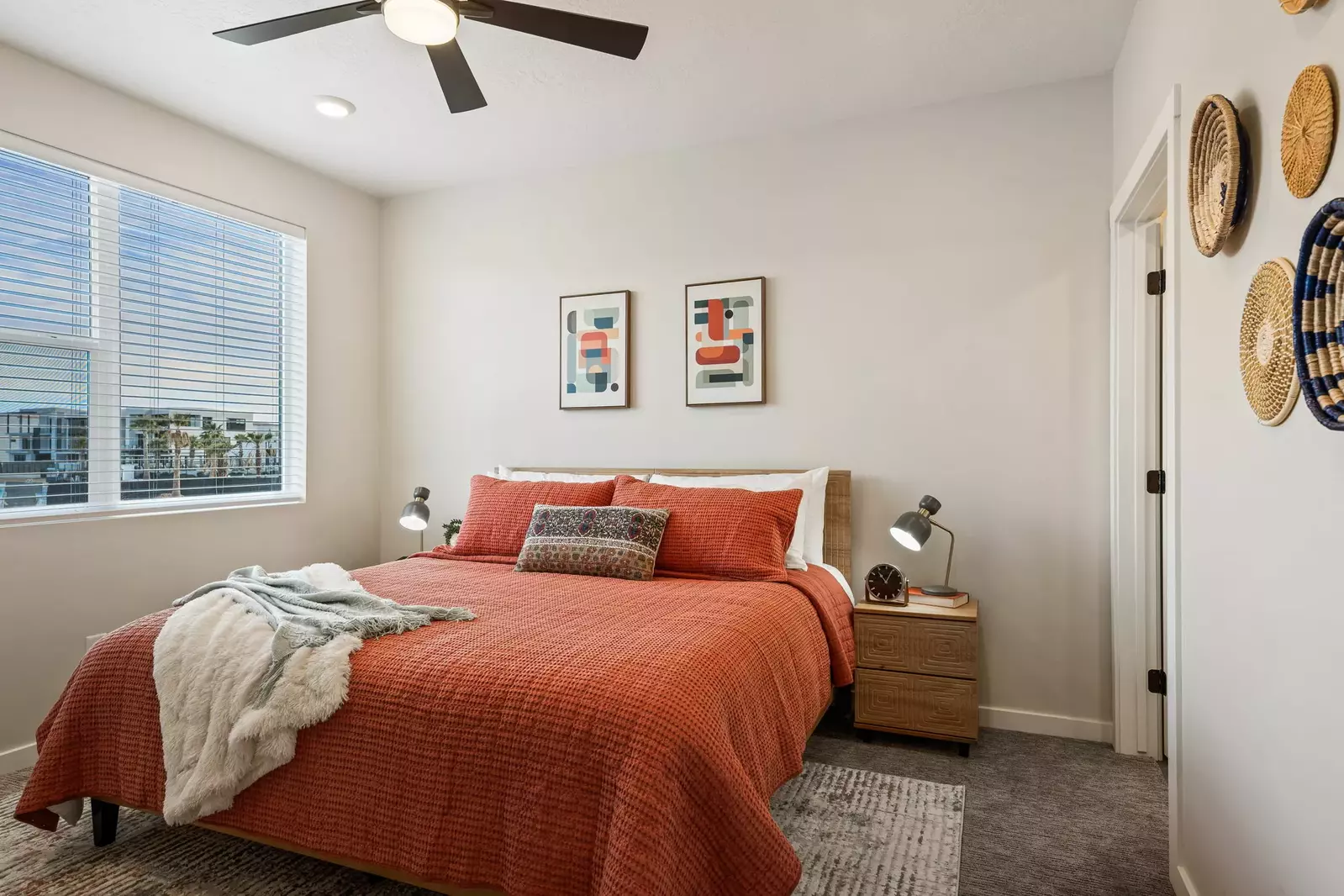 Master King Bed/Private Bathroom with Shower