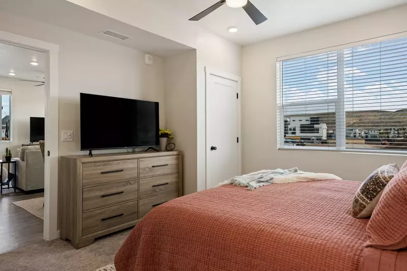 Master King Bed/Private Bathroom with Shower