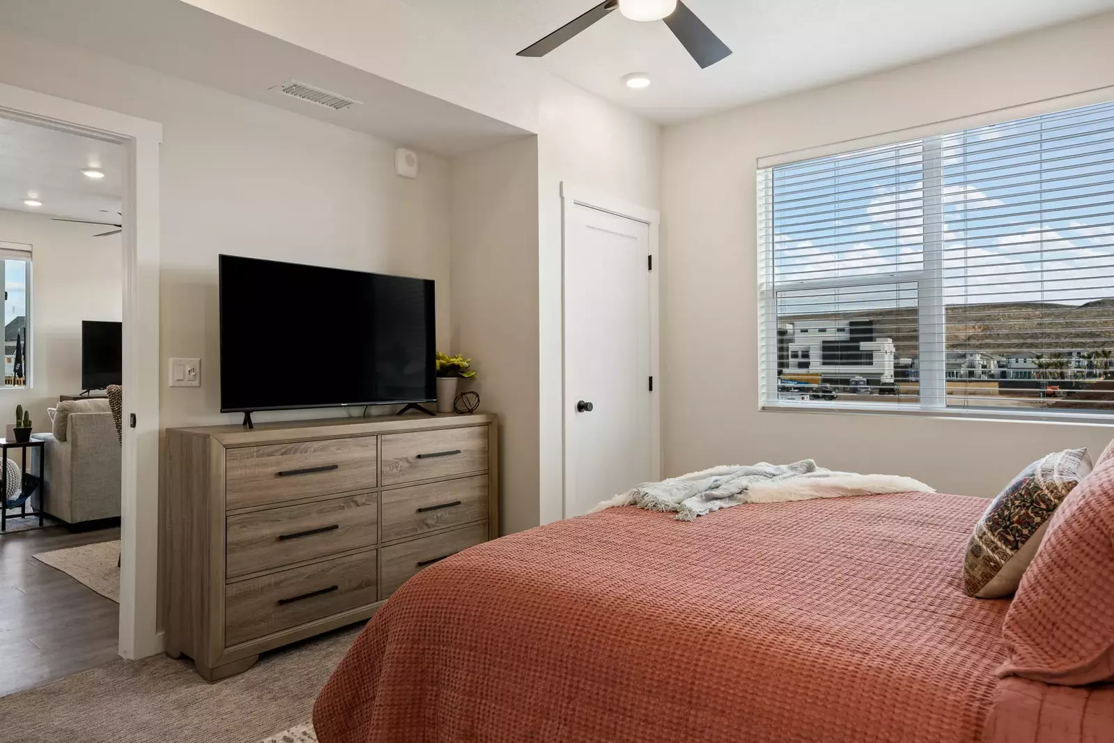 Master King Bed/Private Bathroom with Shower