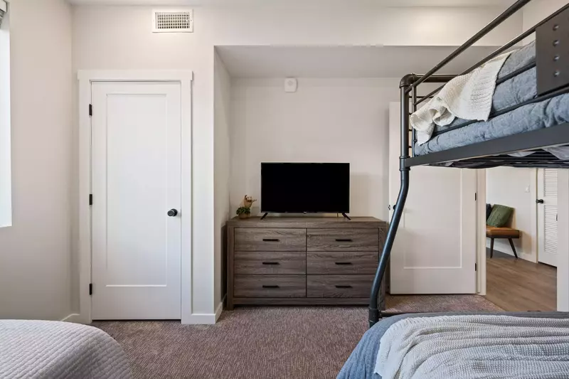 Full/Queen Bunk, 1 Twin