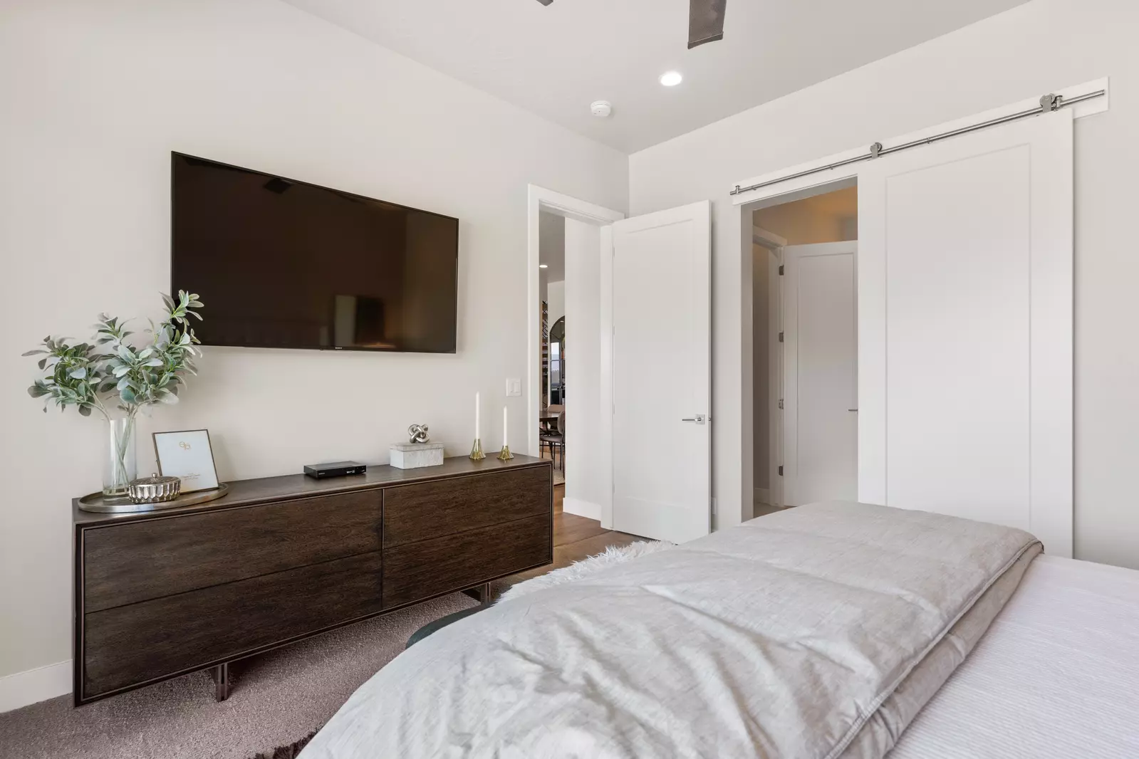 King Bedroom / Attached Bathroom