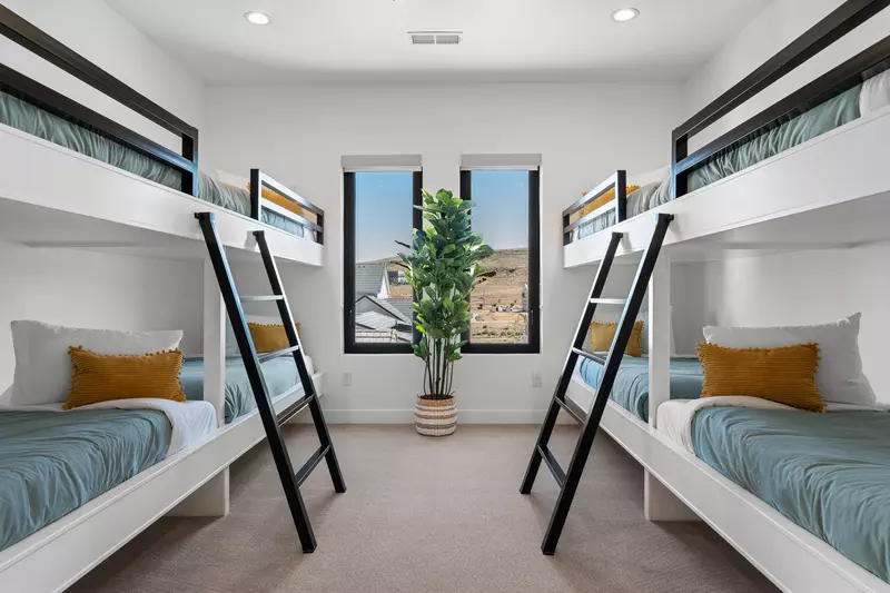 4 Built-In T/T Bunks
