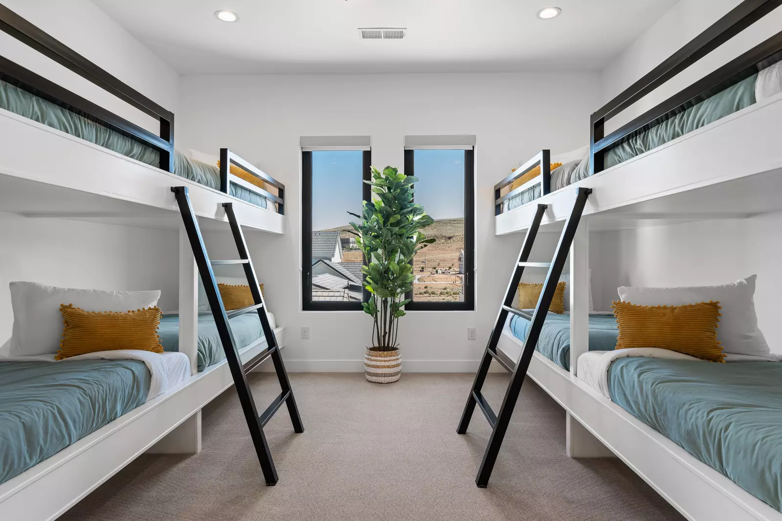 4 Built-In T/T Bunks