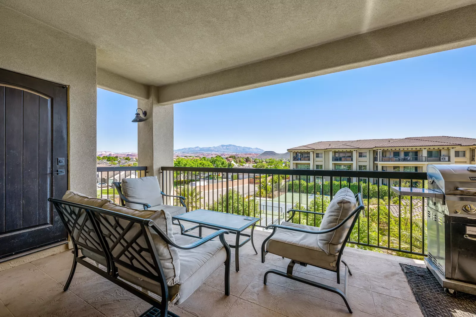 Balcony with Grill