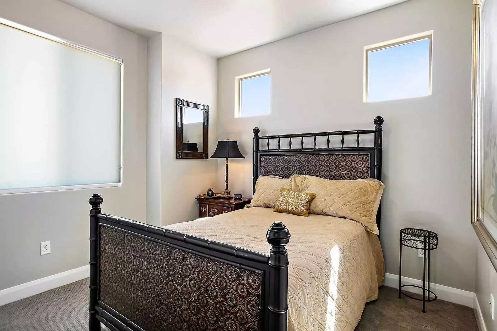 House 2 Queen Bedroom