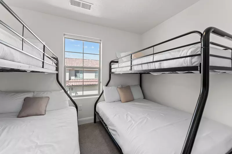 2 Twin / Full Bunk Bedroom