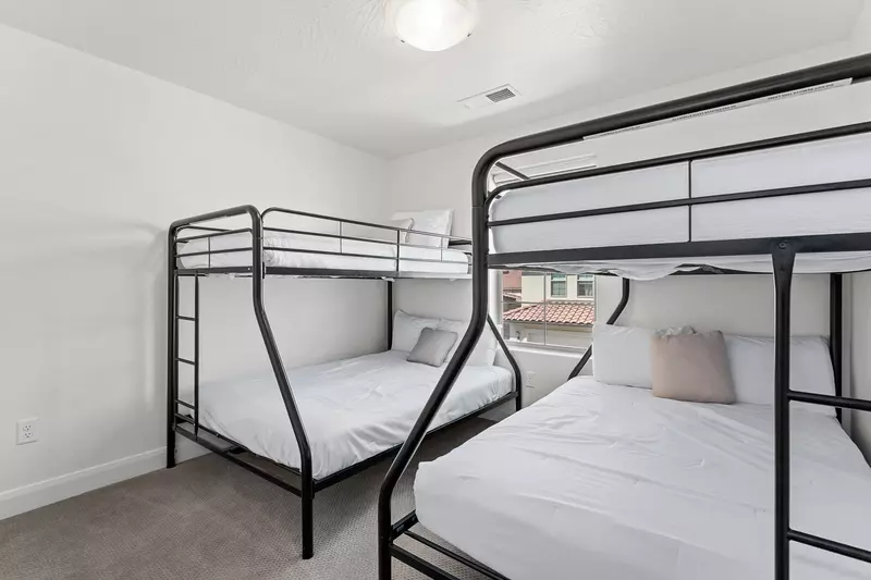 2 Twin / Full Bunk Room