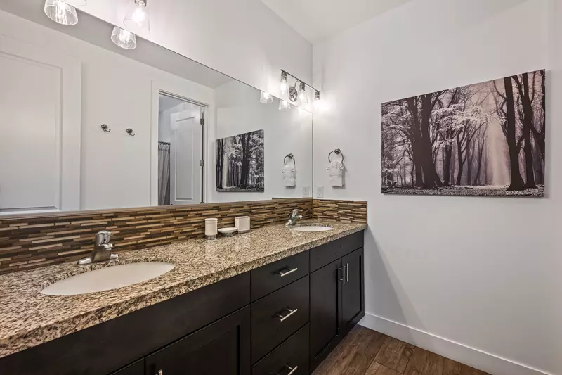 1st Floor Master Ensuite Bathroom (With Shower / Tub)