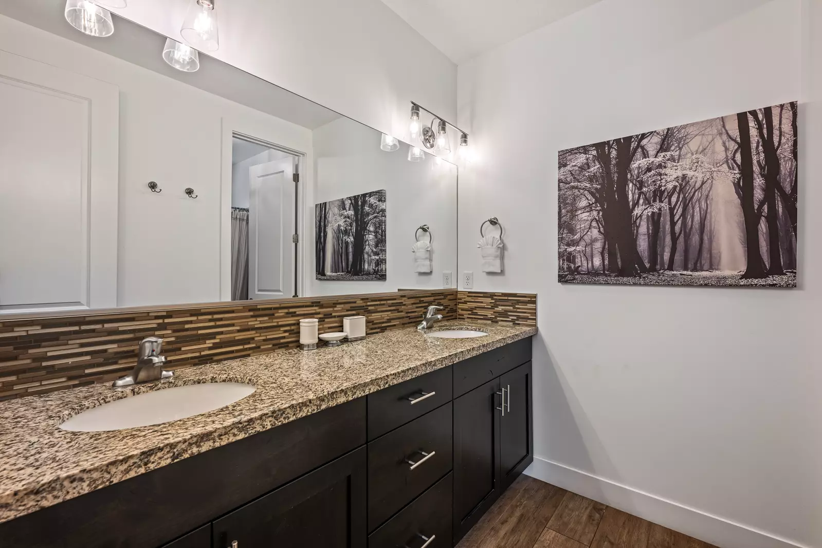 1st Floor Master Ensuite Bathroom (With Shower / Tub)