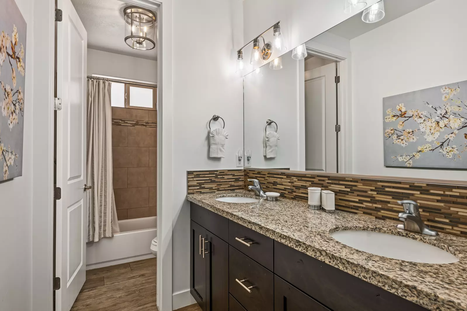 1st Floor Master Ensuite Bathroom (With Shower / Tub)