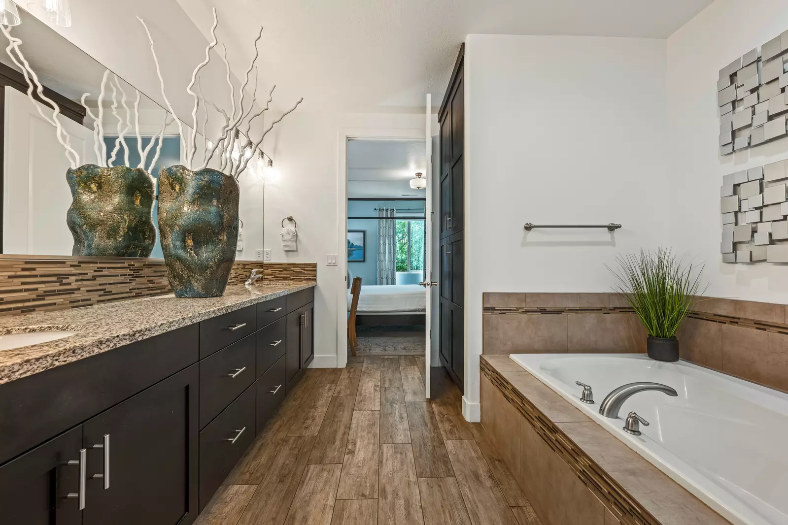 1st Floor Master Ensuite Bathroom (With Shower / Tub)