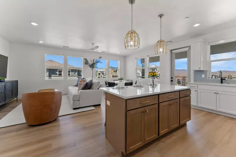 Fully Equipped Kitchen / Living Space