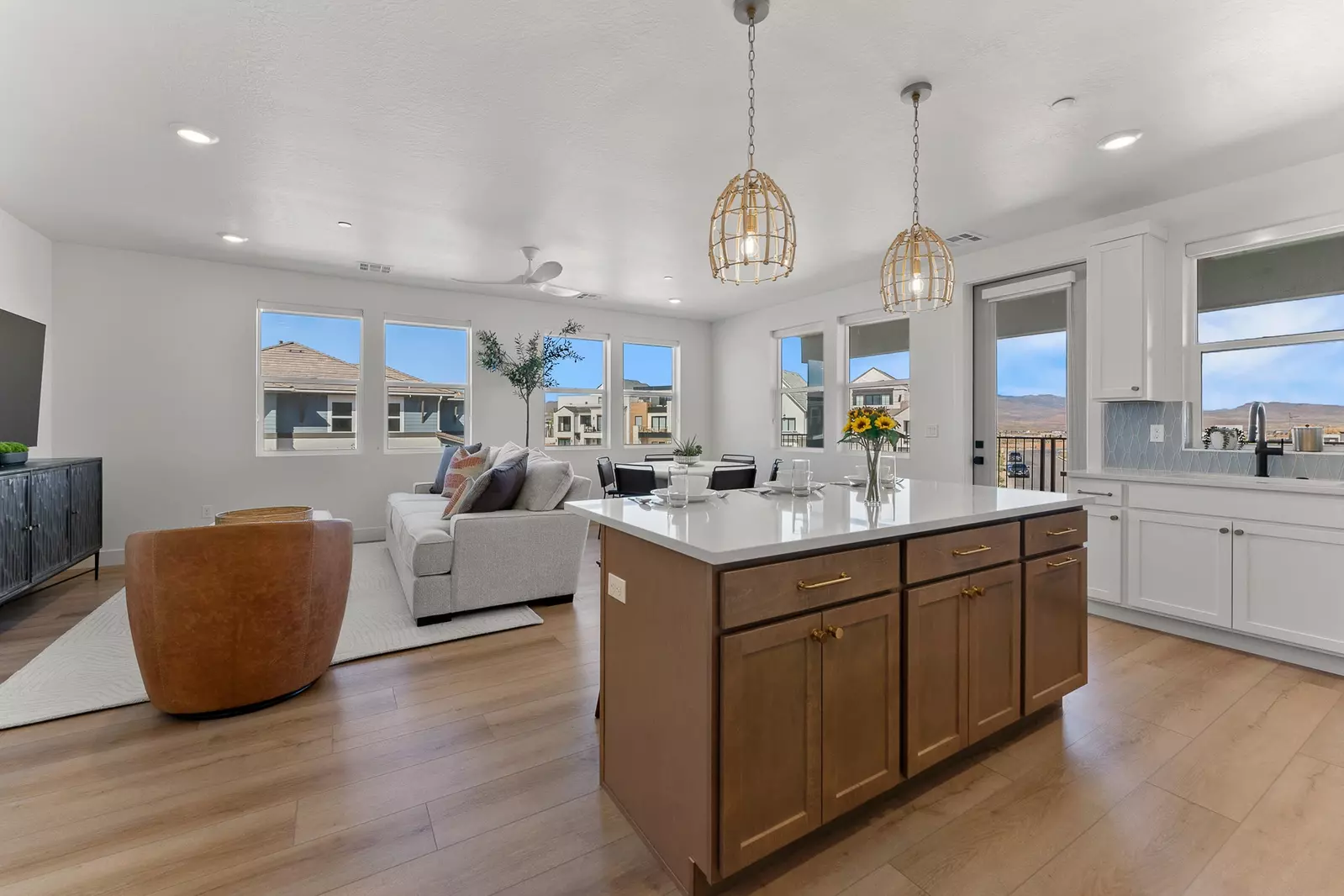 Fully Equipped Kitchen / Living Space