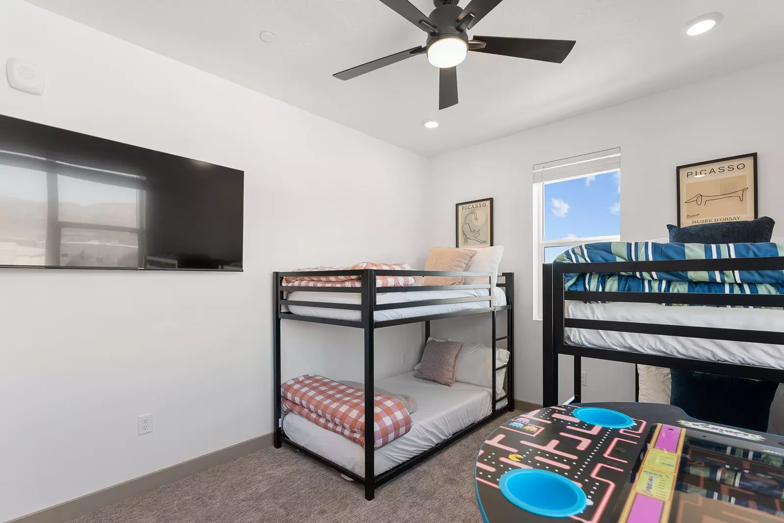 Twin/Twin Bunk Room - Arcade Game - TV