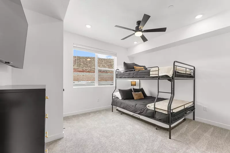 Twin/Queen Bunk with Twin Trundle