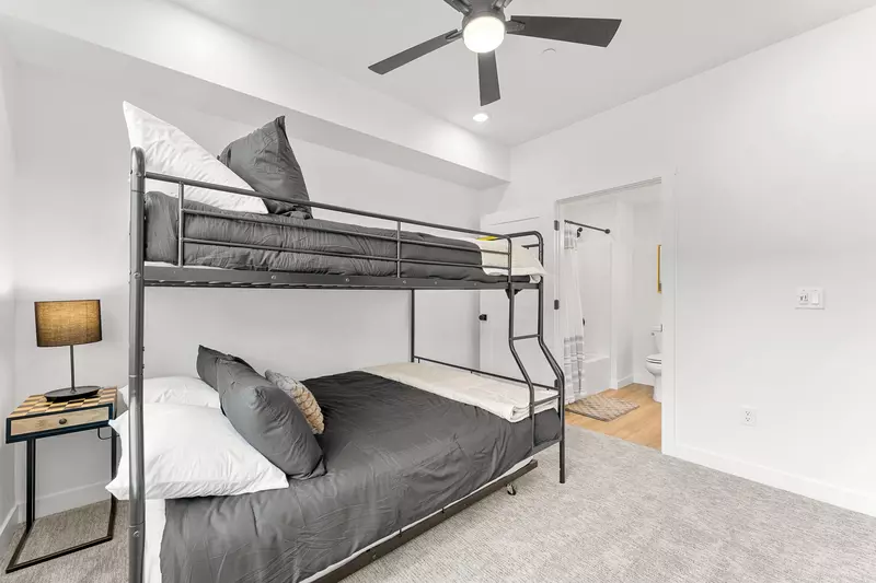 Twin/Queen Bunk with Twin Trundle