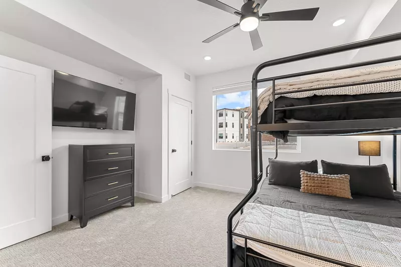 Twin/Queen Bunk with Twin Trundle