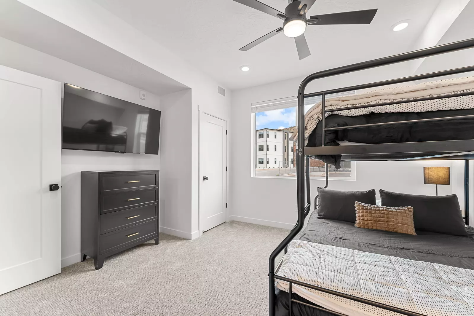 Twin/Queen Bunk with Twin Trundle