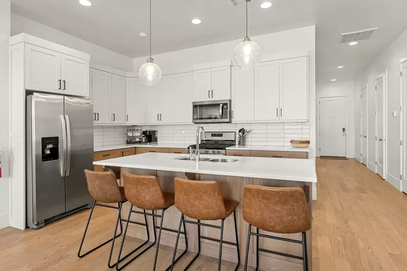 Kitchen / Counter Seating