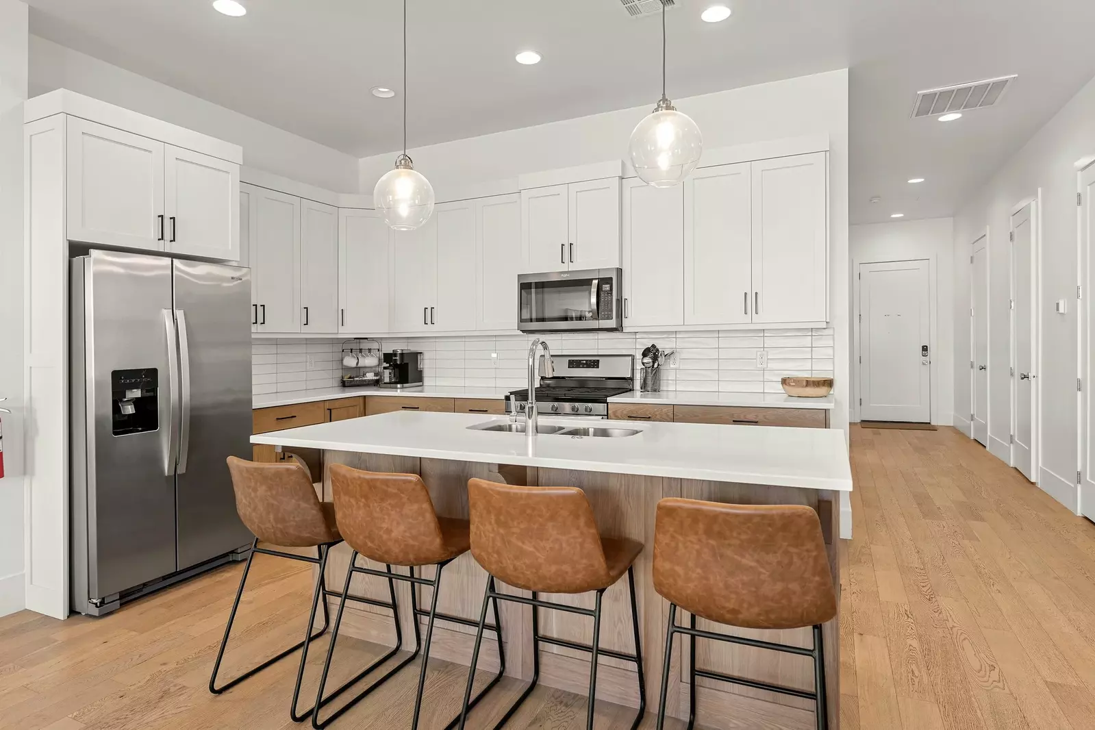 Kitchen / Counter Seating