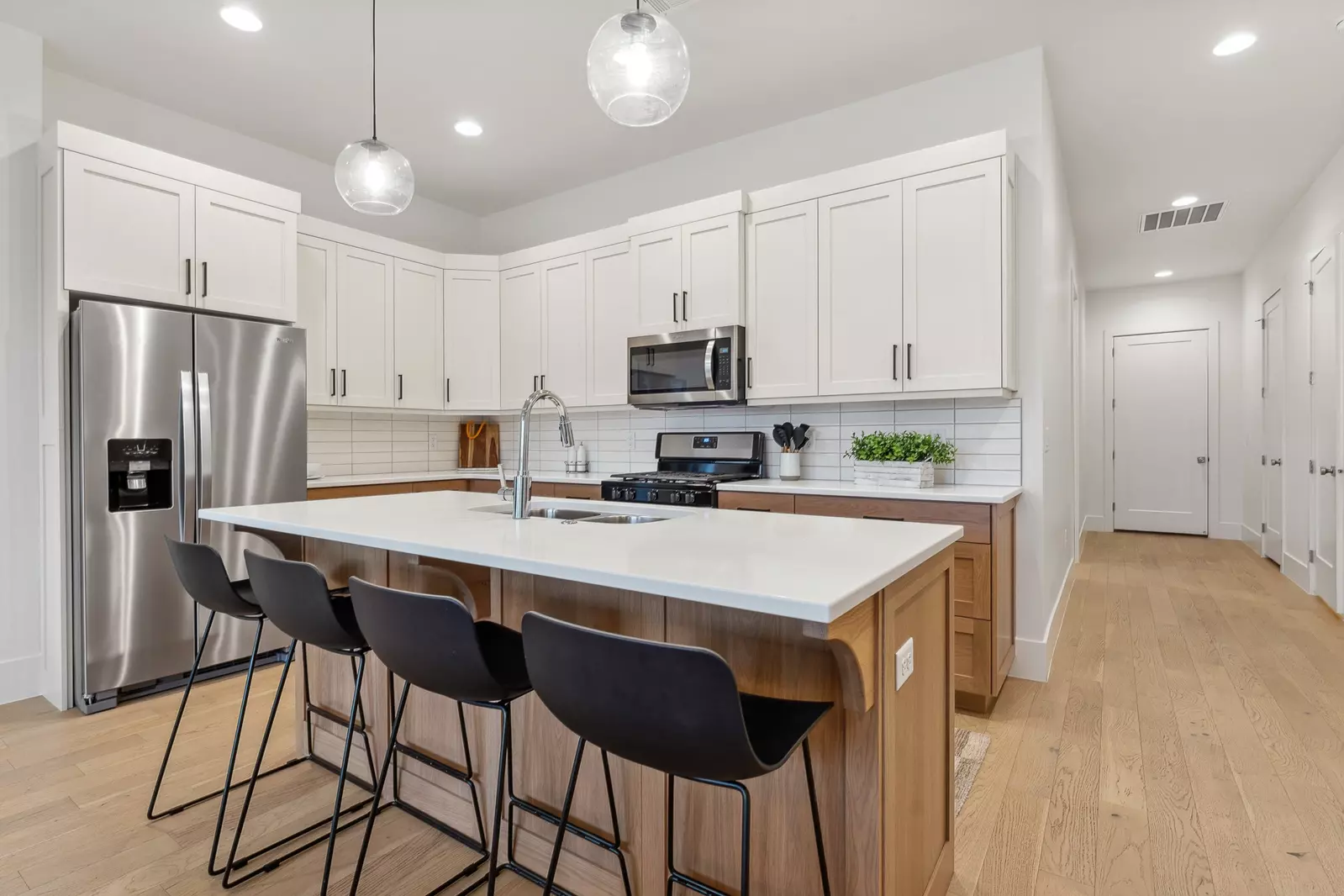 Kitchen with 4 Barstools