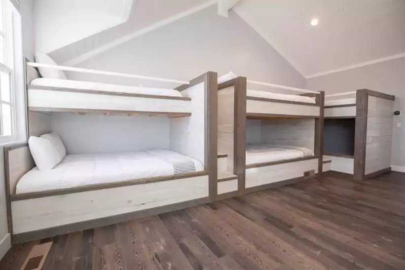 2 Full/Full bunks, 2 Twin/Full Bunks, 1 Full Bed