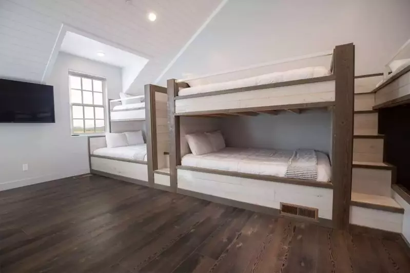 2 Full/Full bunks, 2 Twin/Full Bunks, 1 Full Bed