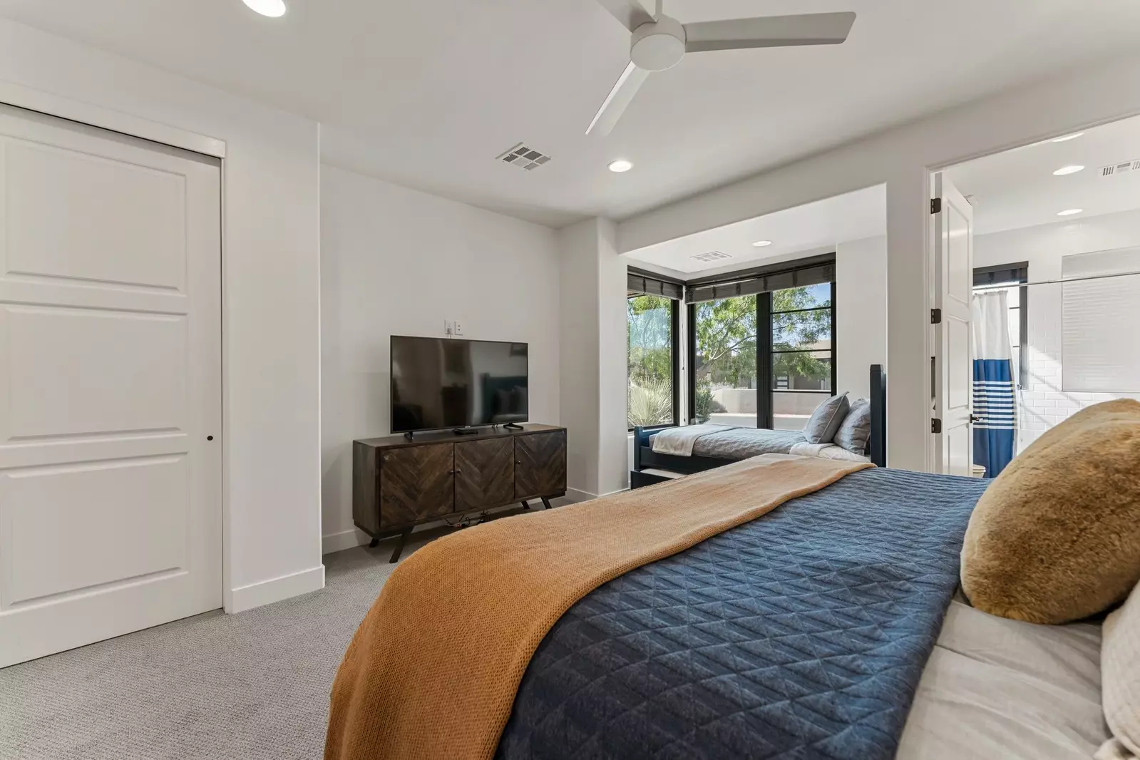 King Bedroom + Twin Bed + Trundle