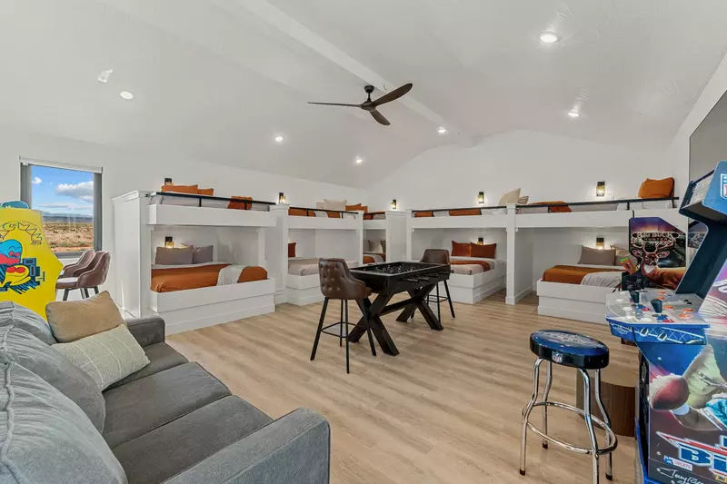 5 Queen/Queen Bunk Beds