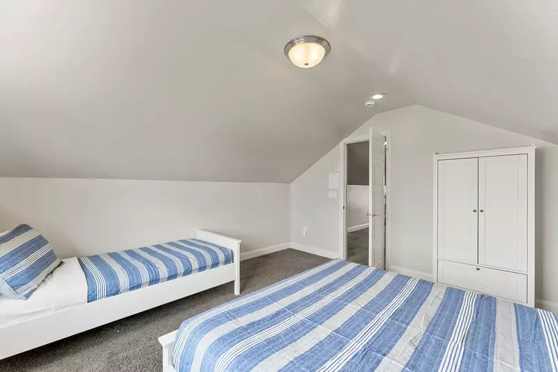 Queen + Twin Bedroom