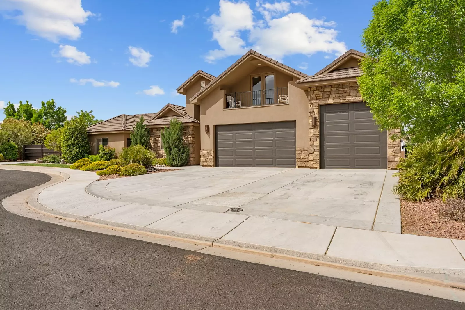Double Car Garage + RV Garage + Trailor Parking