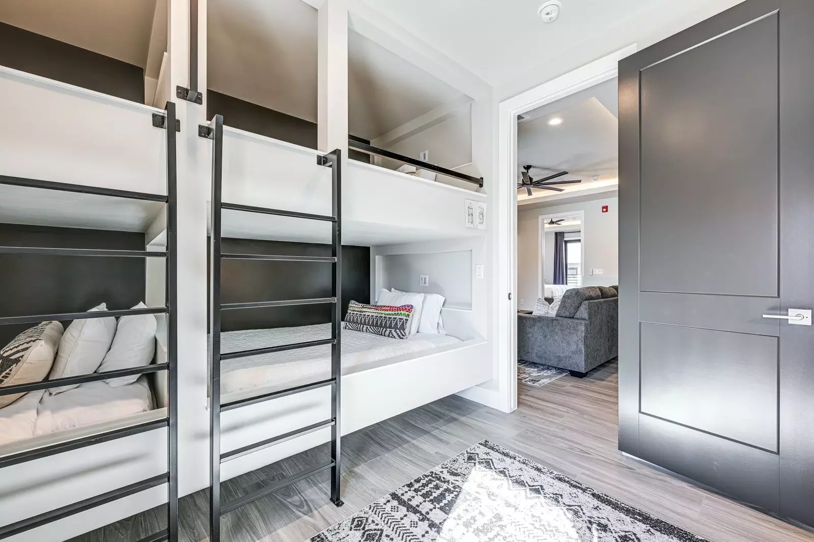 2 Queen/Queen Bunks