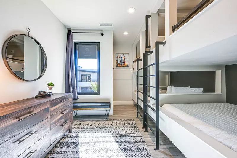 2 Queen/Queen Bunks