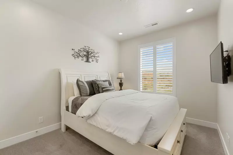 Queen Bedroom