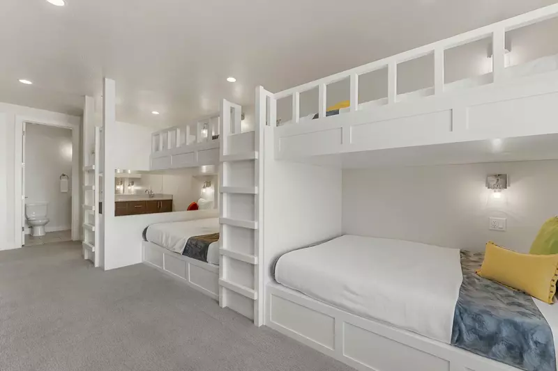 2 Double/Queen Bunk + Twin/Twin Bunk