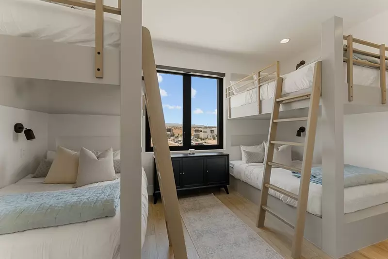 2 Queen/Queen Bunk Beds