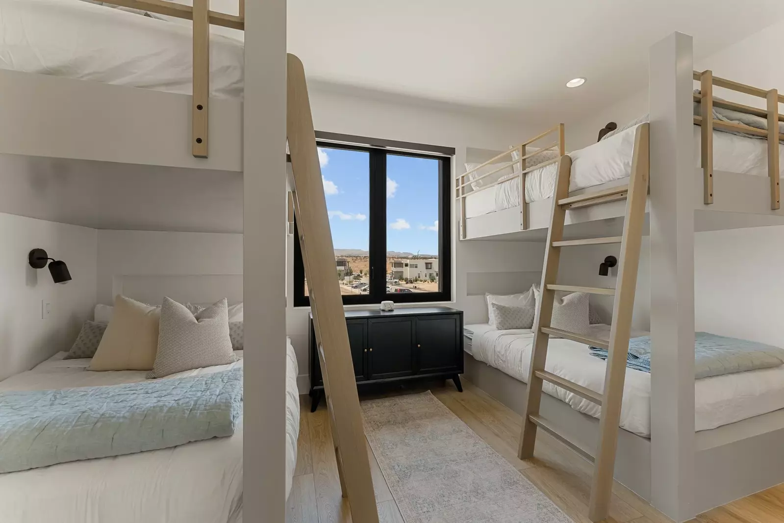 2 Queen/Queen Bunk Beds