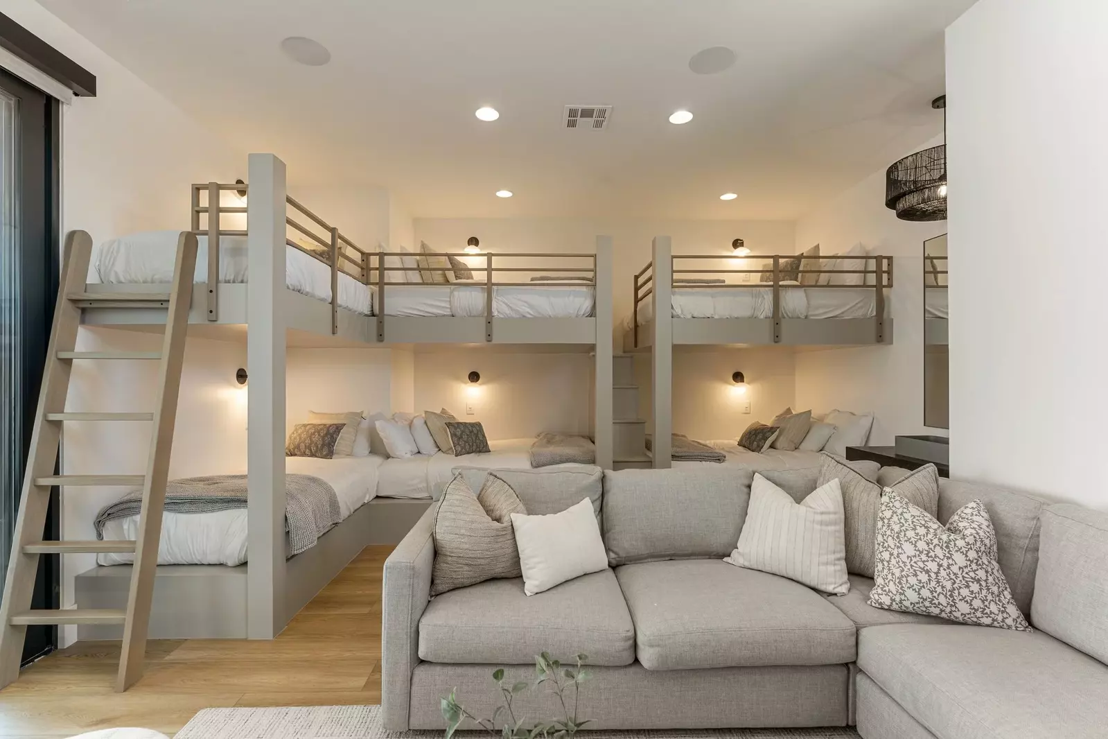 2 Queen/Queen Bunks + Twin/Twin Bunk + Family Room