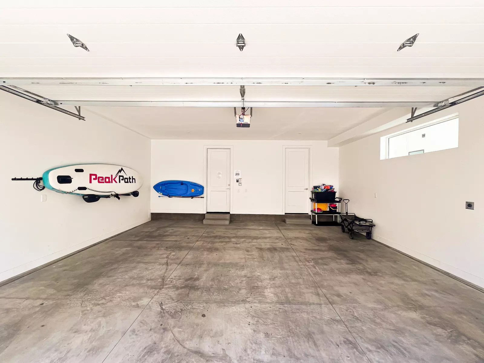 Garage & Amenities