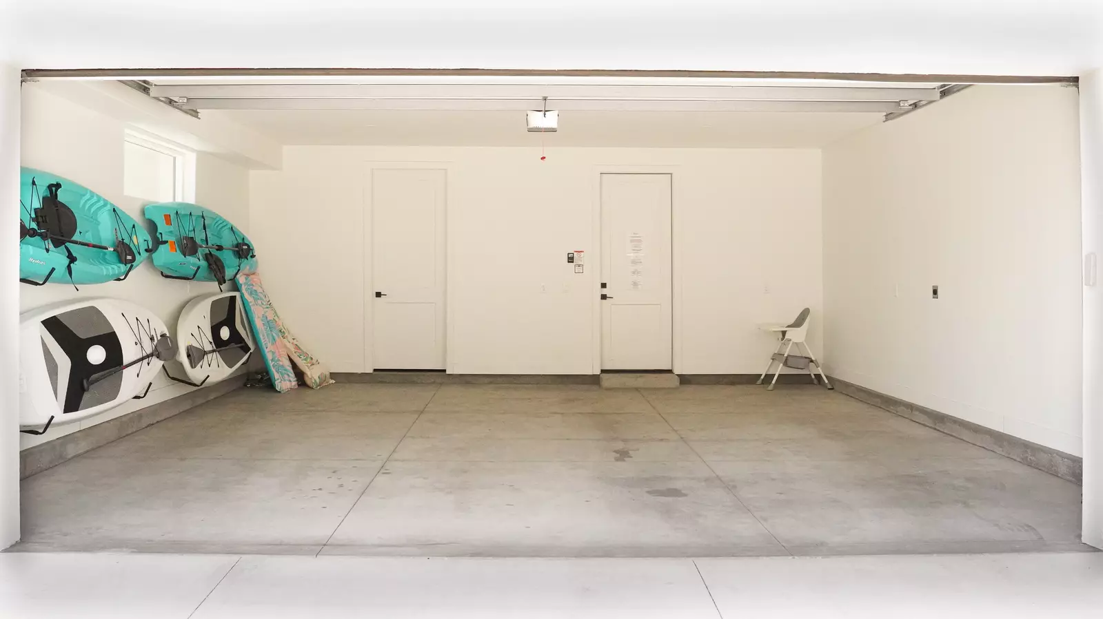 Garage & Amenities