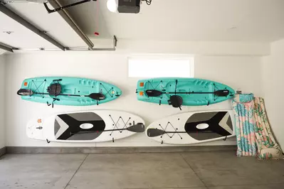 Garage & Amenities