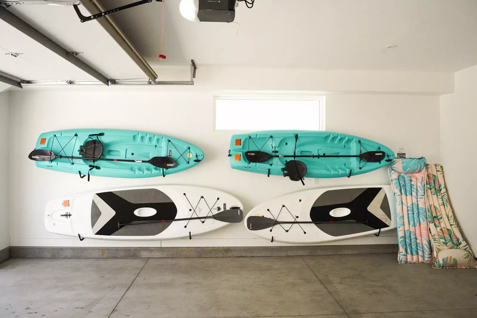 Garage & Amenities