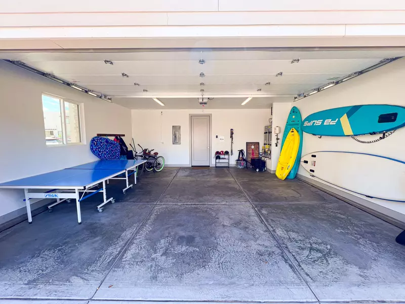 Garage & Amenities