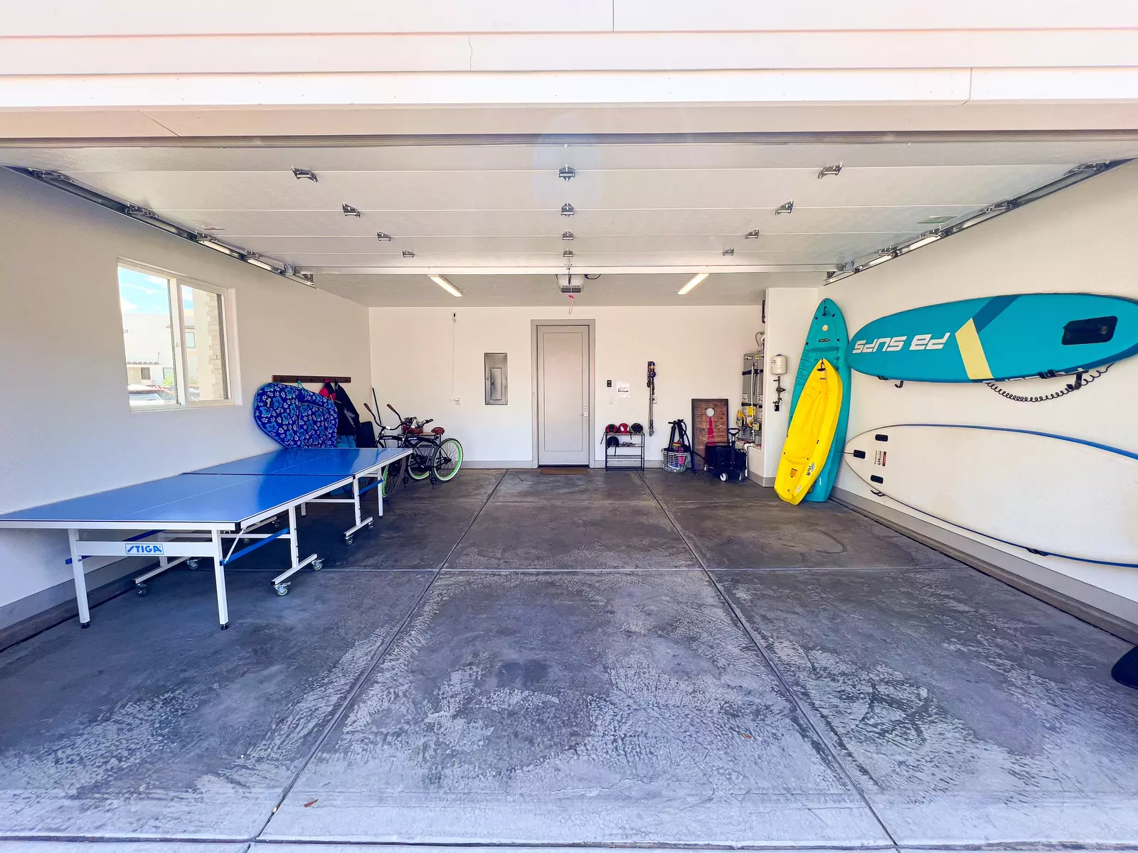 Garage & Amenities