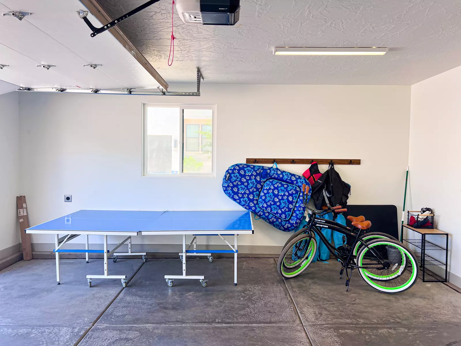 Garage & Amenities