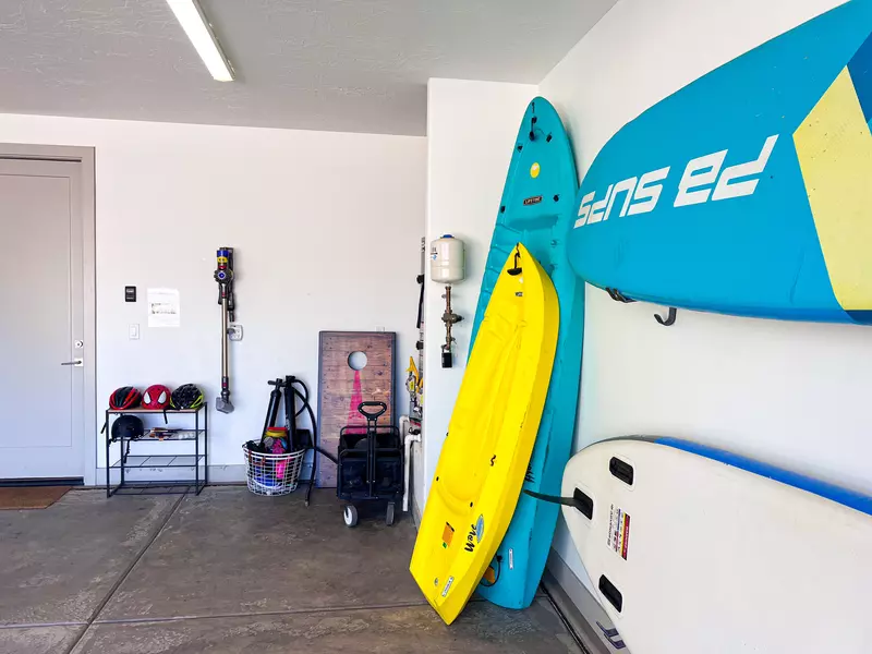 Garage & Amenities