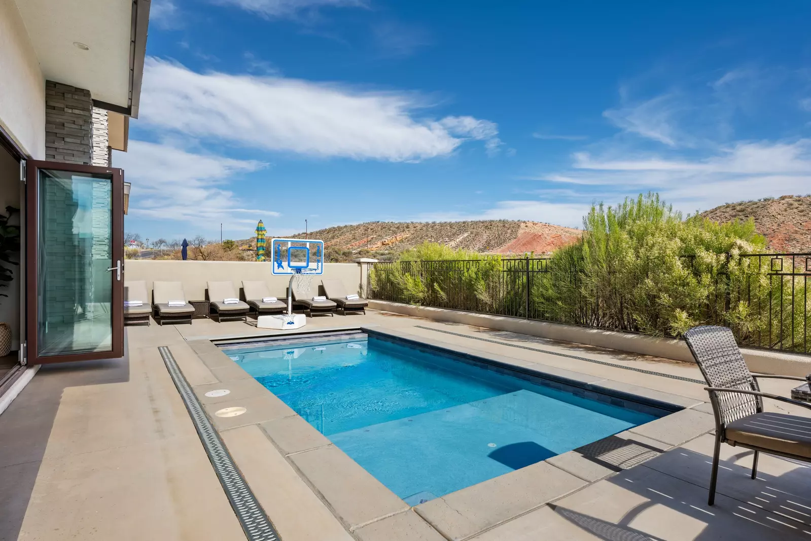 House 2: Private Pool