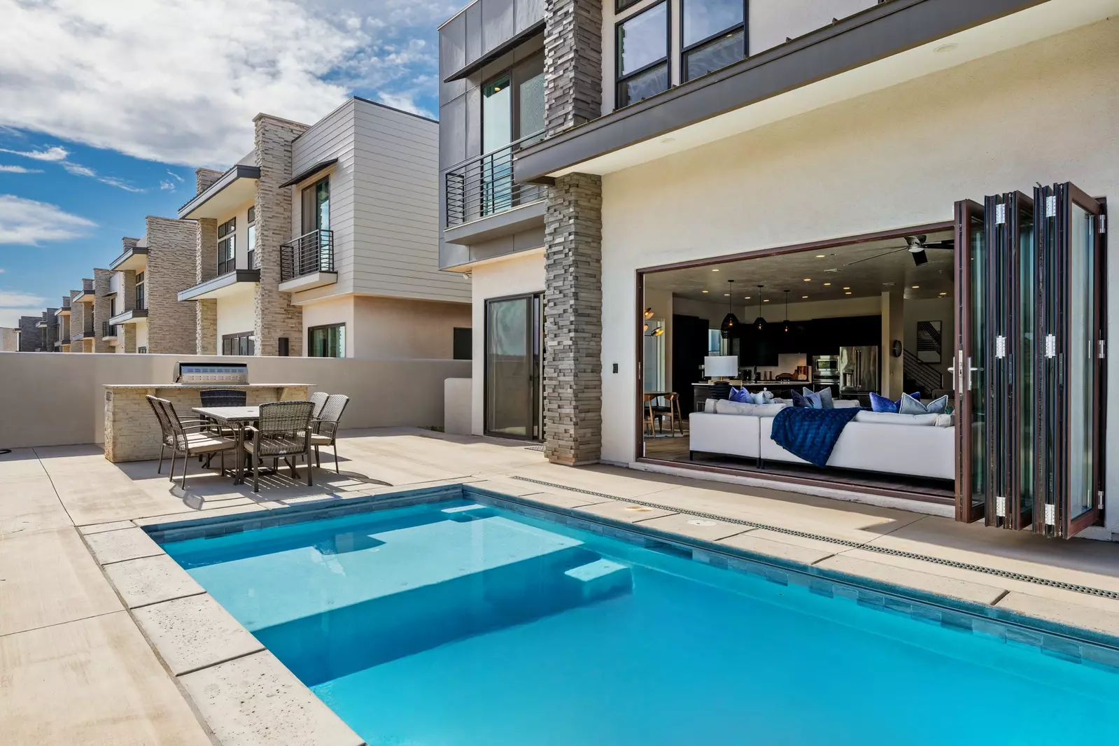 House 2: Private Pool
