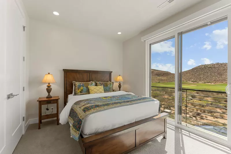 House 1: Queen Bedroom
