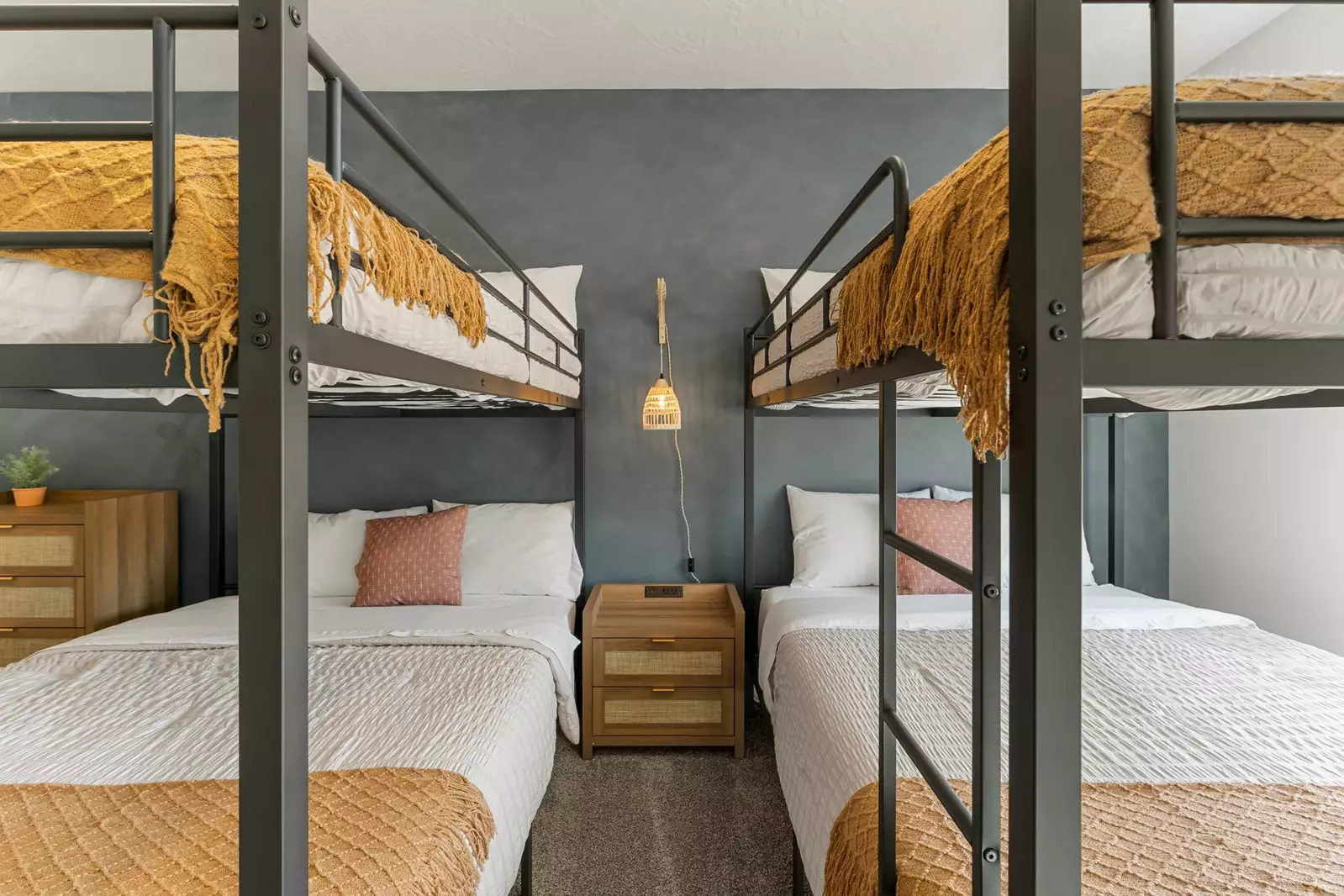 Queen Bed + Twin/Twin Bunk Bed